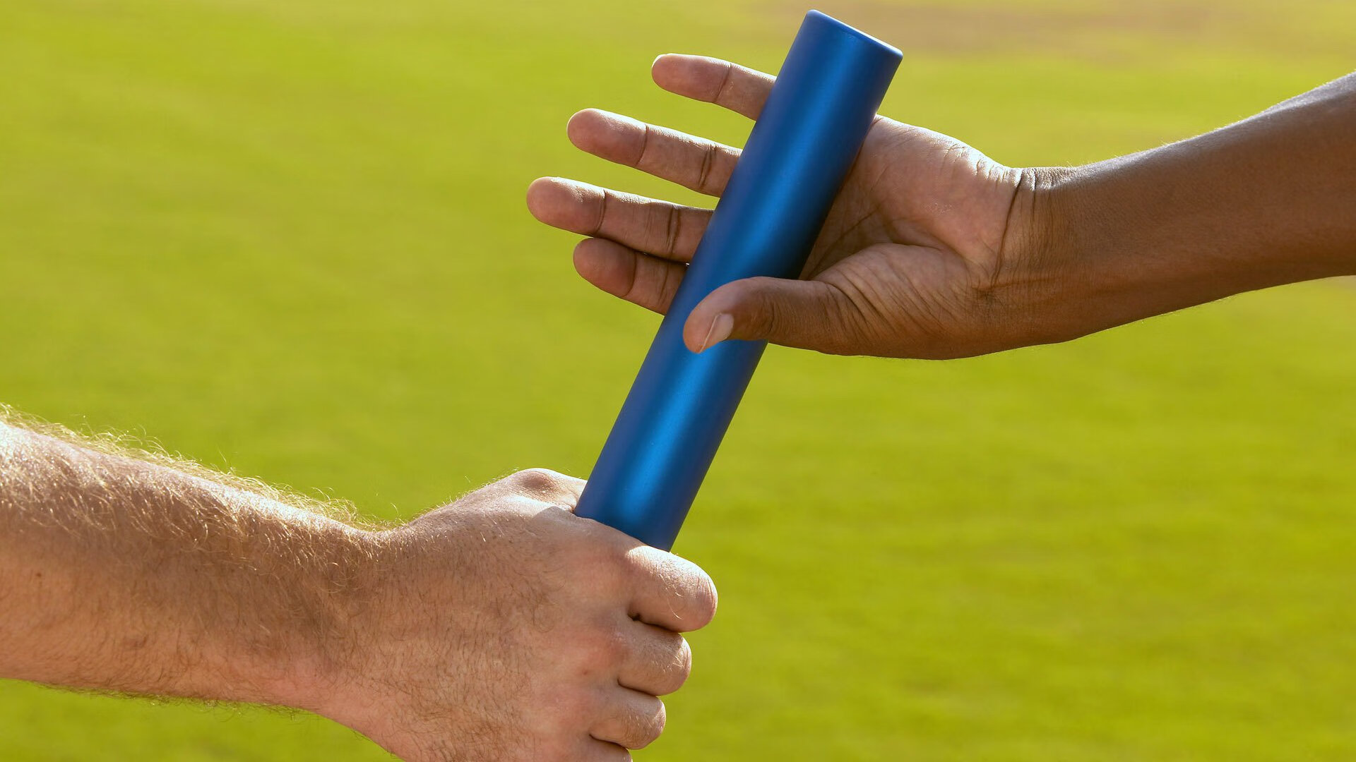 中国马拉松锦标赛杭州站迎来万人跑者，选手们尽展风采，杭州马拉松全程